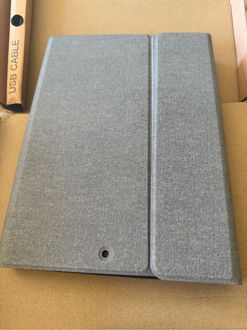 Apple Black Bluetooth Keyboard Case for iPad 9/8/7 - Detachable Folio